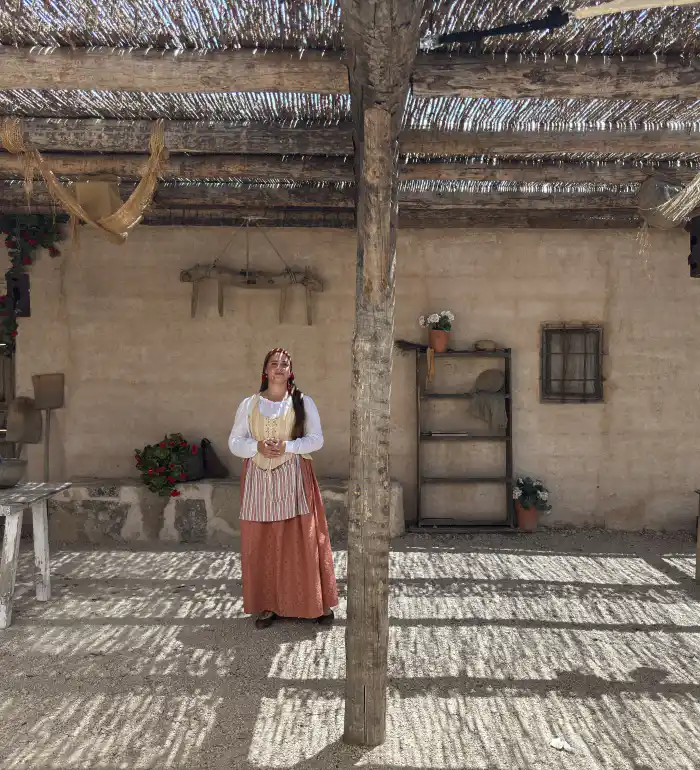 de tal palo tal astilla cinco escenas de la historia de espana contada por julian gutierrez y familia en puy du fou espana toledo