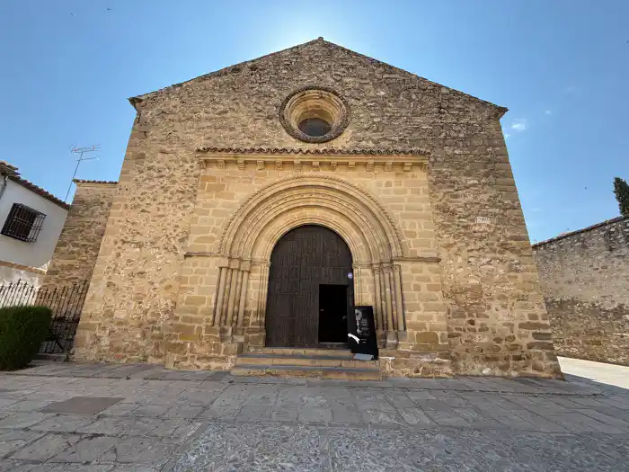 iglesia romanica de la santa cruz para ver en un dia en baeza