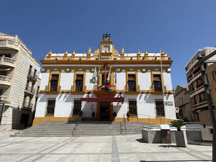 vista frontal de la plaza de la constitucion en bailen