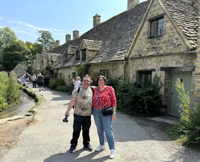 ana y victor de verviajando en bibury y sus casas de piedra