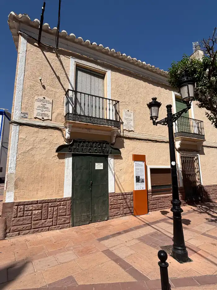 exterior de la botica de los academicos