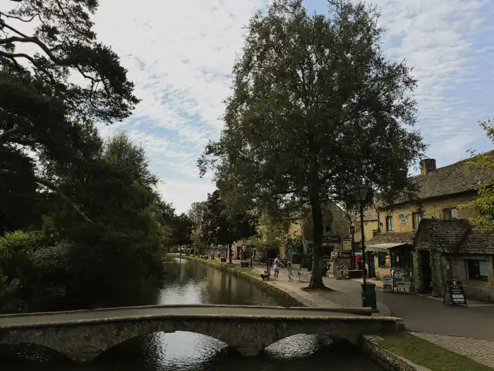 bourton on the water conocido como la venecia de los costwolds es un imprescindible en tu ruta por la campina inglesa