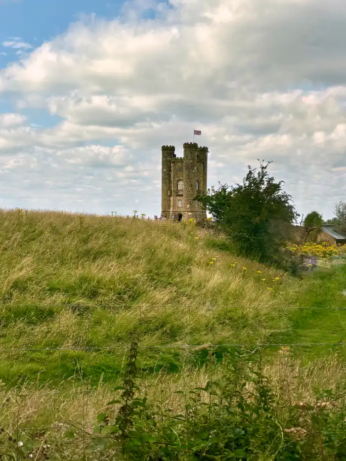 broadway tower atraccion principal del pueblo de broadway en la zona de los costwolds