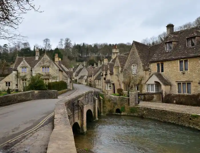 castle combe uno de los pueblos mas populares para recorrer en una ruta de dos dias por los pueblos de los costwolds