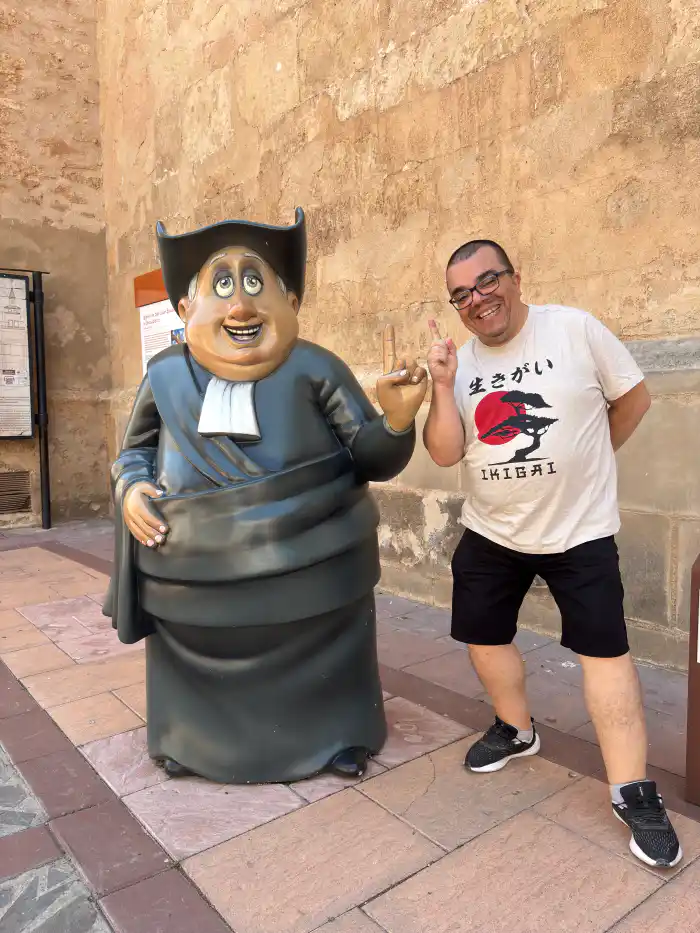 entrada de la iglesia de san juan bautista victor de verviajando junto a un sonriente cura