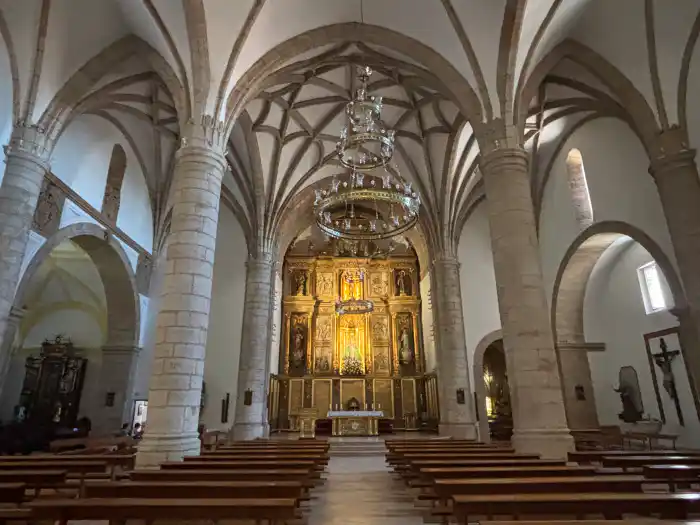 interior de la iglesia de san juan bautista sitio recomendado para ver en argamasilla de alba durante un dia