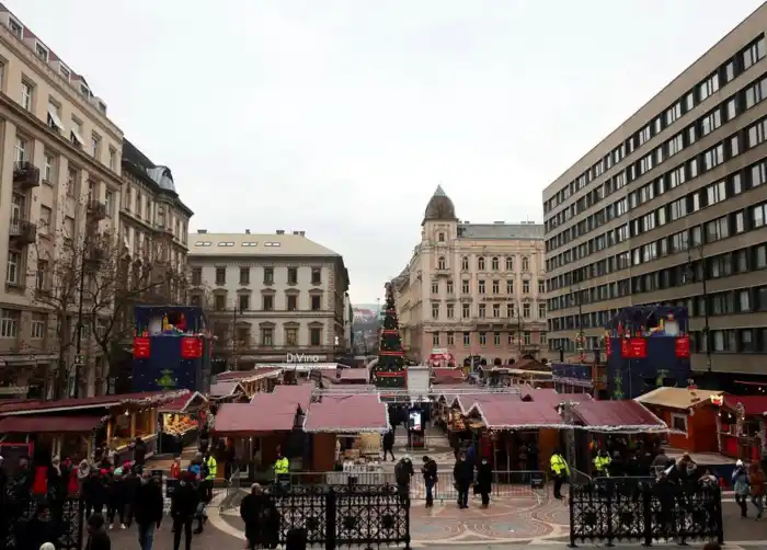 mercado plaza basilica de san esteban en la navidad de budapest
