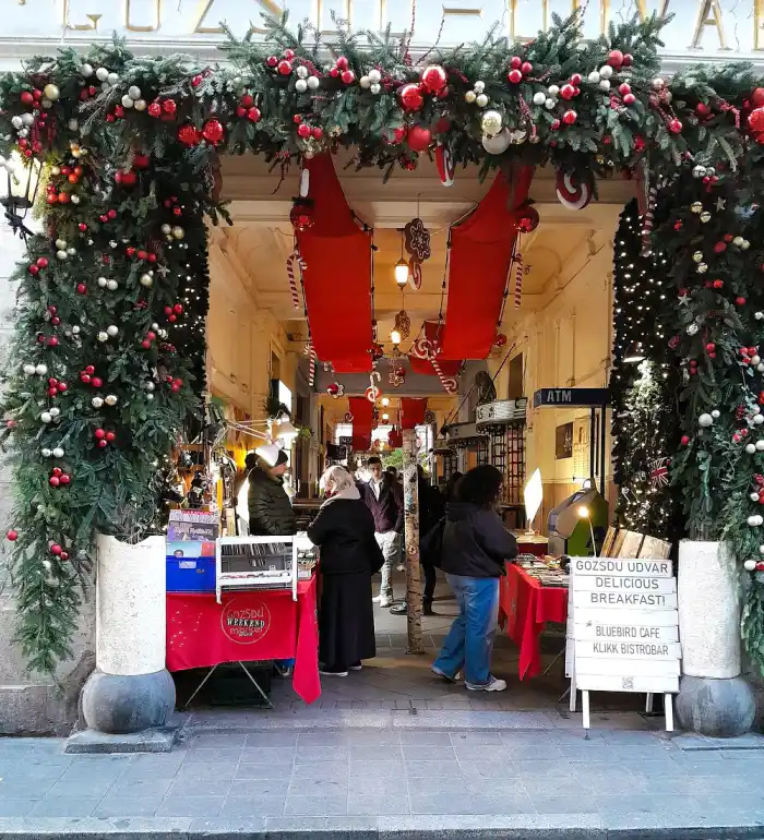 mercado de navidad en el pasaje gozsdu udvar