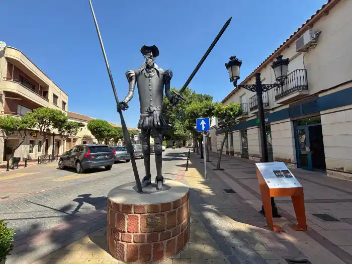 plaza alonso quijano y la figura de don quijote