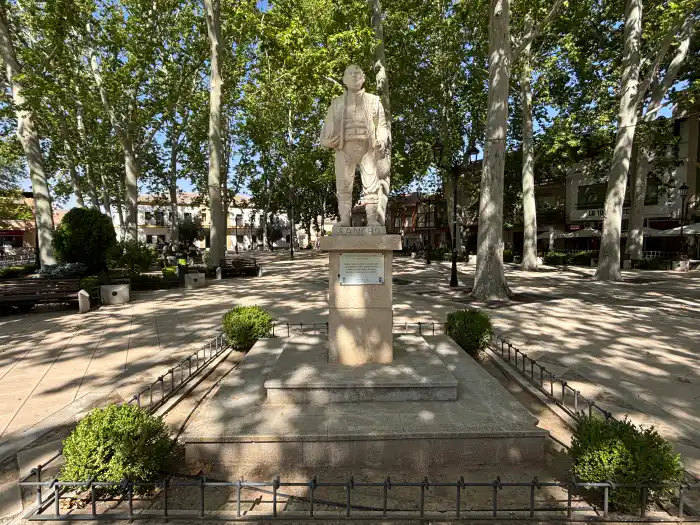 plaza de espana centro neuralgico para ver en argamasilla de alba en un dia