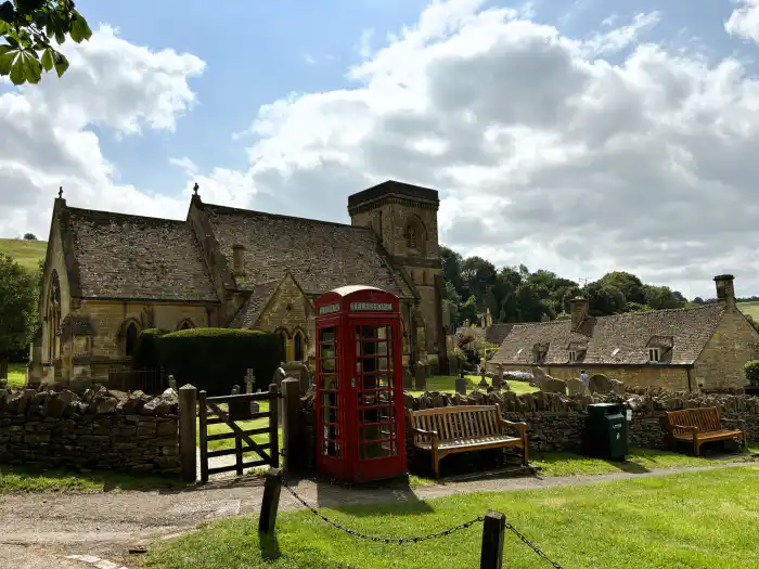 snowshill y la cabina roja de telefono delante de la iglesia de st barnabas imprescindible de ver en una ruta por los costwolds en dos dias