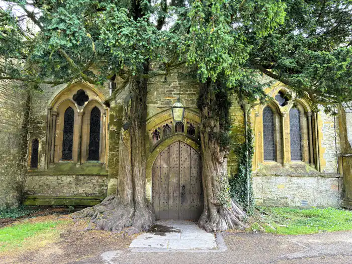 stow on the wold puerta iglesia de st edwards sitio perfecto para comenzar una ruta de dos dias por los costwolds