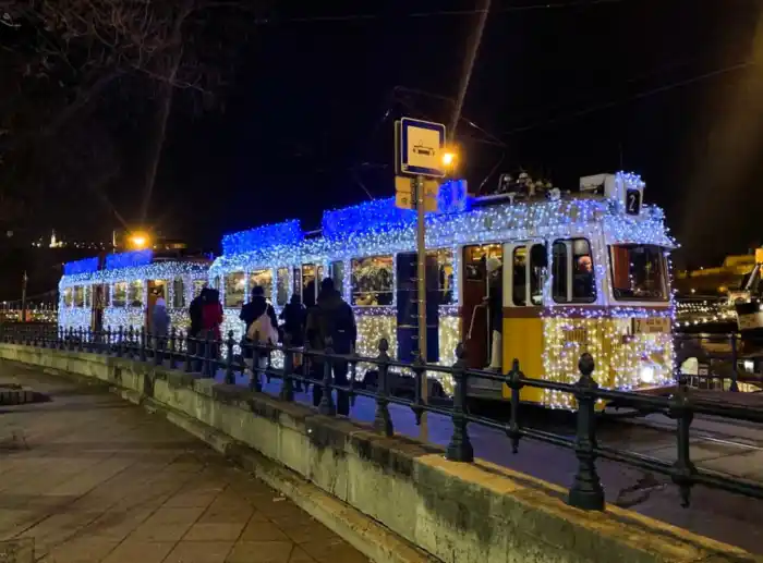 tranvia navideño en la epoca de navidad en budapest