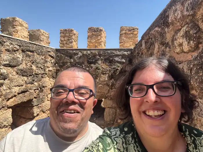 victor y ana dentro del castillo de penarroya cerca de argamasilla de alba