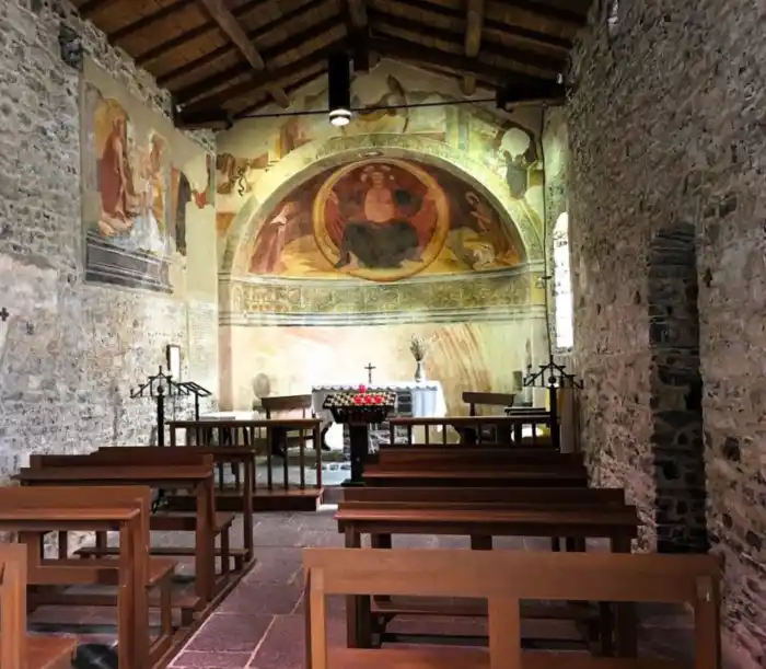 precioso interior de la iglesia san giovanni battista para ver en varenna durante un dia