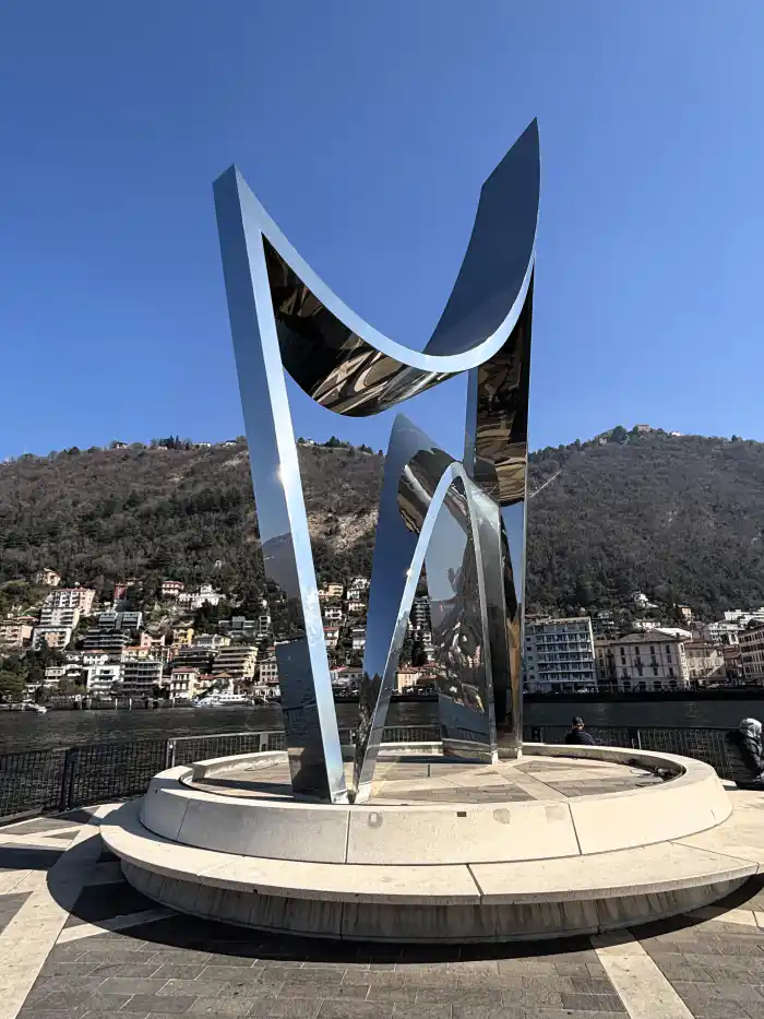 espectacular monumento life electric imprescindible de ver en un viaje de un dia a la ciudad de como
