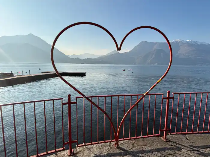 paseo de los enamorados el lugar mas bonito y romantico que ver en varenna en un dia