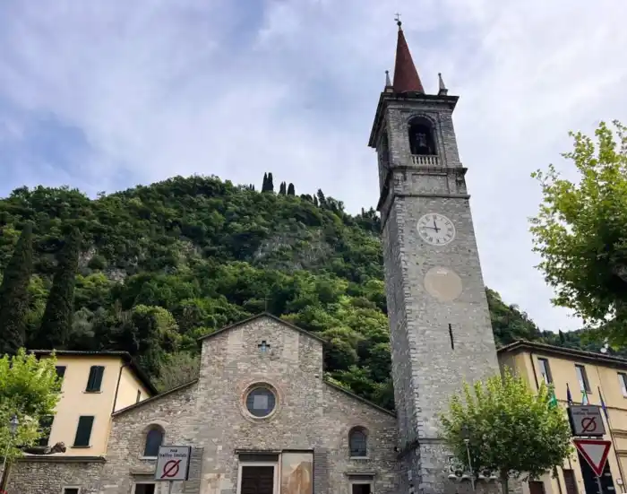 piazza san giorgio plaza principal del centro historico de varenna