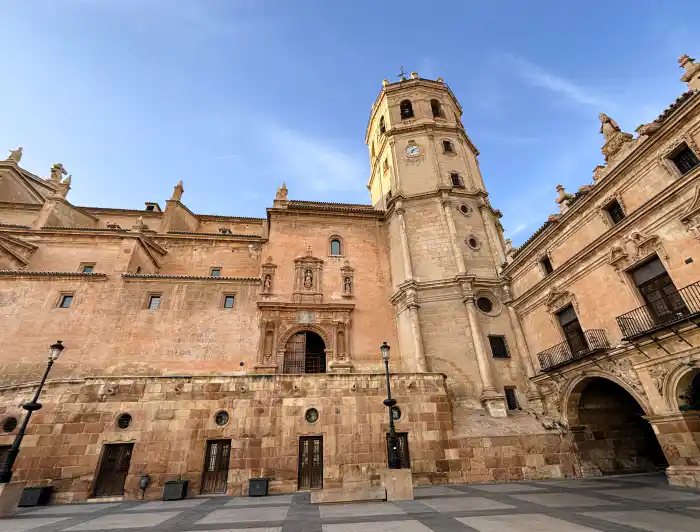 vista frontal de la antigua colegiata de san patricio iglesia de san patricio para ver en un dia en la ciudad de lorca