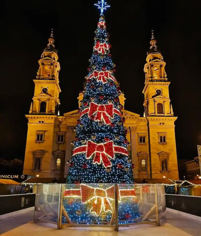 vista frontal del arbol de navidad mas grande de budapest un sitio fantastico para ir en diciembre