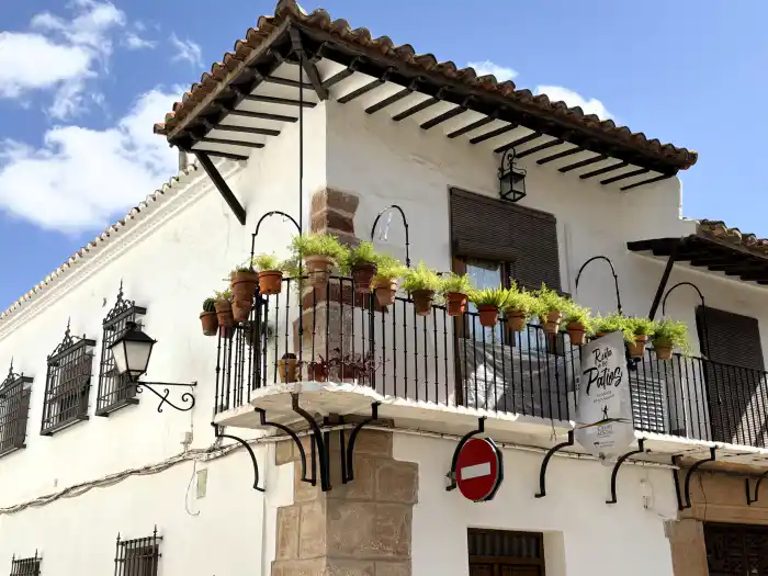 foto frontal de la casa de la pirra y su balcon corrido de pulpito