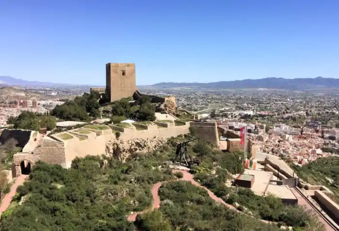 vista general del castillo de lorca en lo alto de la ciudad