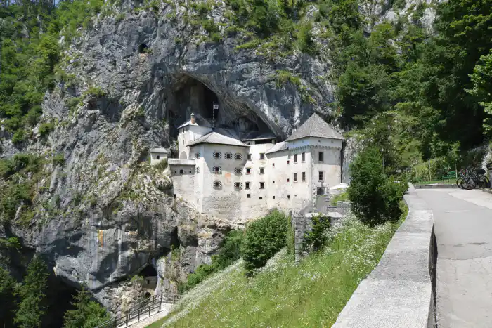 imagen frontal del castillo de predjama