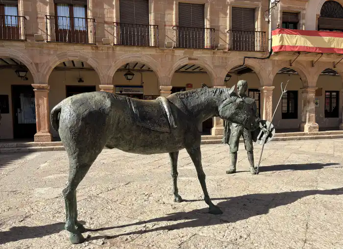 estatua don quijote plaza mayor de villanueva de los infantes acompanado de Sancho Rocinante y Rucio