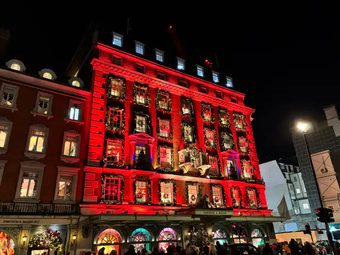 fachada de la tienda fortnum and mason en la epoca navidena