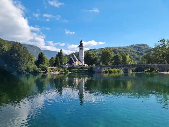 lago bohinj en el parque nacional de triglav