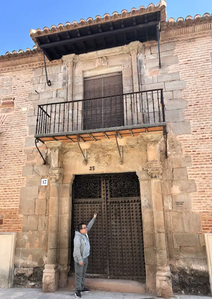 victor de verviajando delante del palacio rebuelta en infantes