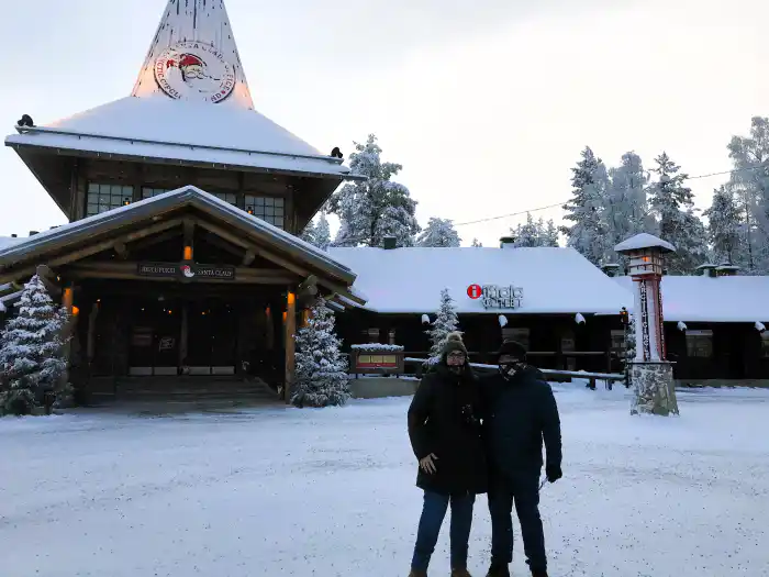 ana y victor de verviajando en el pueblo de papa noel en santa claus village uno de los mejores lugares para disfrutar de la navidad