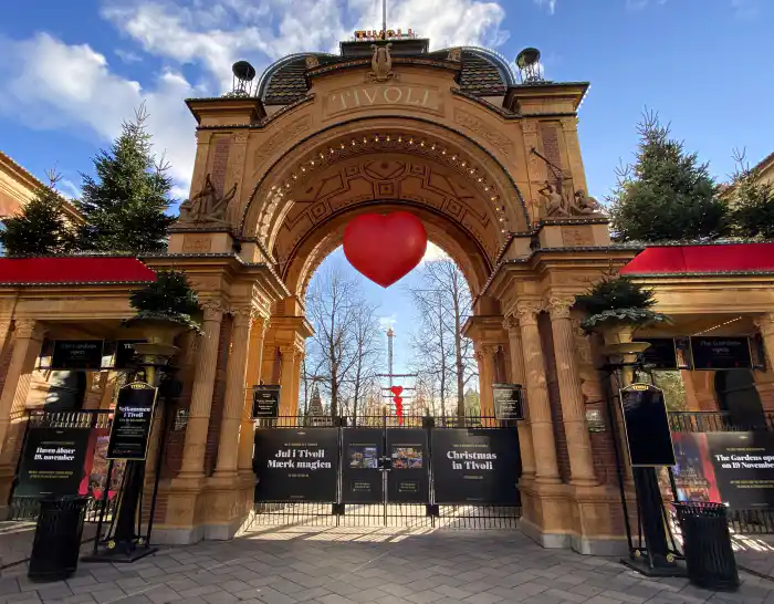 puerta de entrada de los jardines tivoli en navidad el mercadillo navideno y parque de atracciones mas importante de la capital danesa
