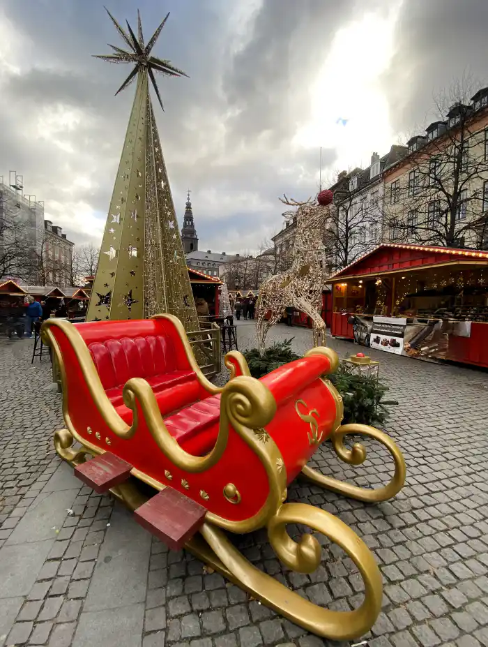 trineo de papa noel en el mercadillo de hojbro plads en la ciudad de copenhague en la epoca navidena