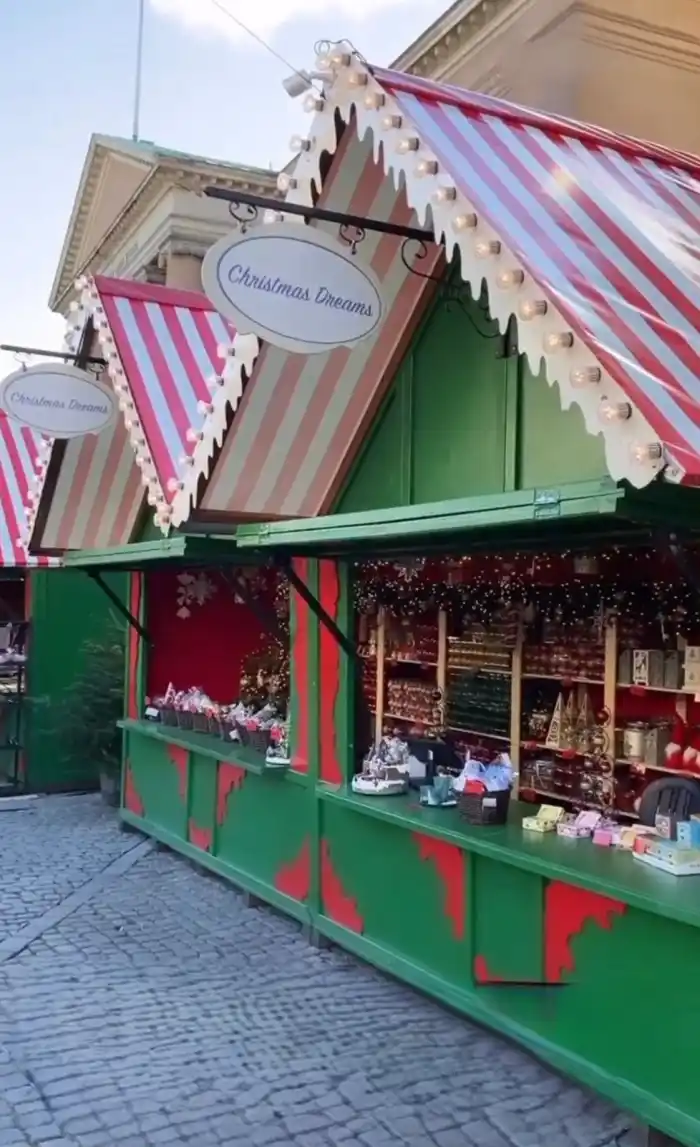 cabañas verdes y rojas del mercado hans cristian andersen julemarked otro de los mercados mas importantes para ver en navidad en copenhague