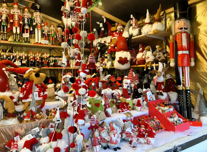 figuras en el mercado navideno de nytorv