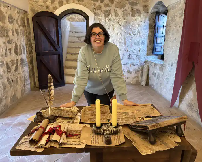 ana del blog verviajando dentro del castillo de la muela en consuegra