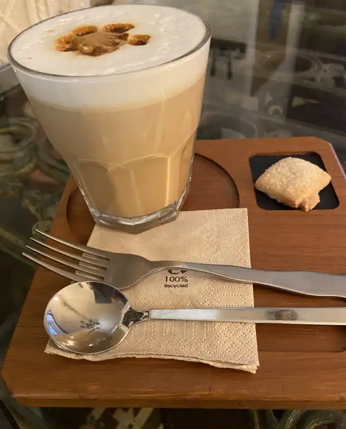 cafe latte con galleta en la cafeteria cafelab