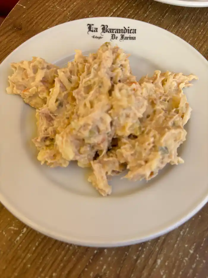 plato de ensaladilla en uno de los mejores sitios donde comer en cehegin durante un dia
