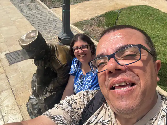 ana y victor de verviajando junto a la estatua del soldado de reemplazo en la plaza de los heroes de cavite y santiago de cuba