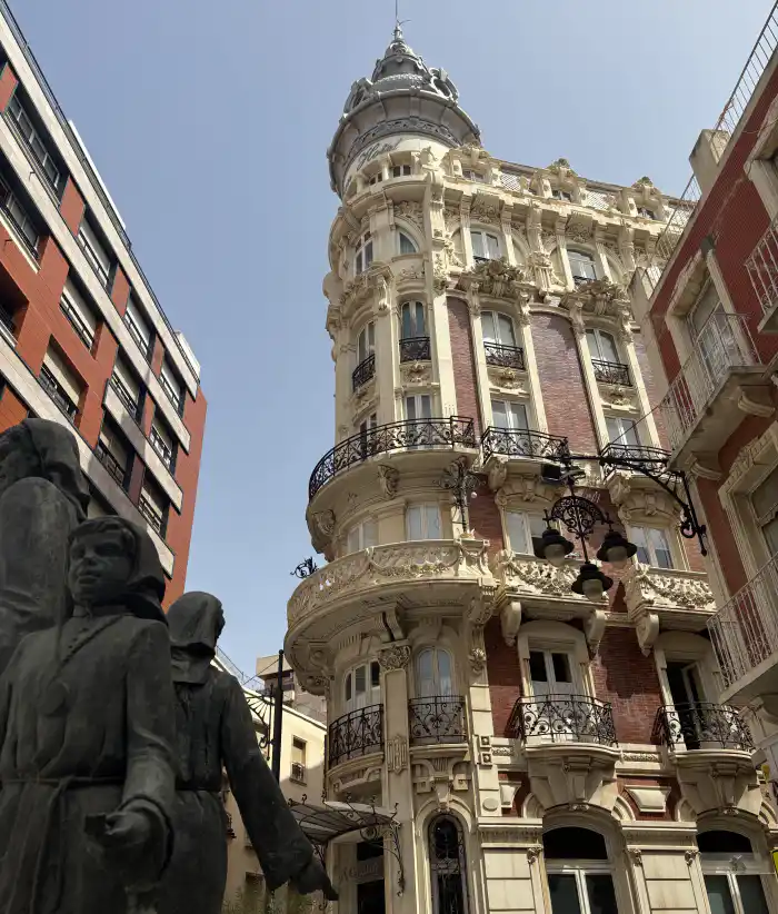 fachada modernista en la calle mayor de cartagena perfecta para recorrerla en tu itinerario de dos dias