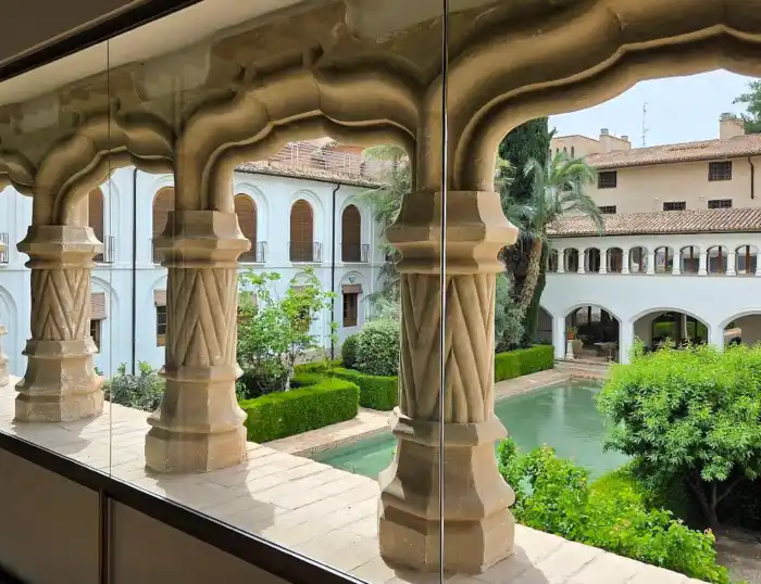 interior del museo de santa clara una de las cosas gratis que hacer en murcia en un dia