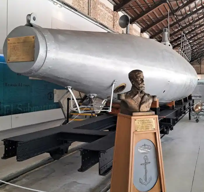 submarino isaac peral en el museo naval de cartagena