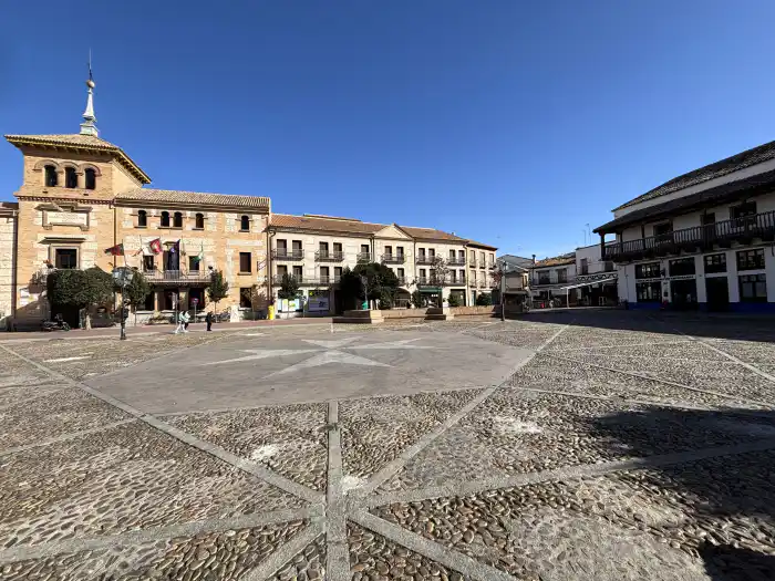 vista frontal de la plaza de espana de consuegra