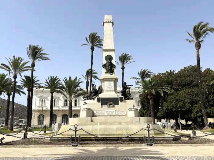 monumento dedicado a los caidos en la plaza de los heroes de cavite y cuba