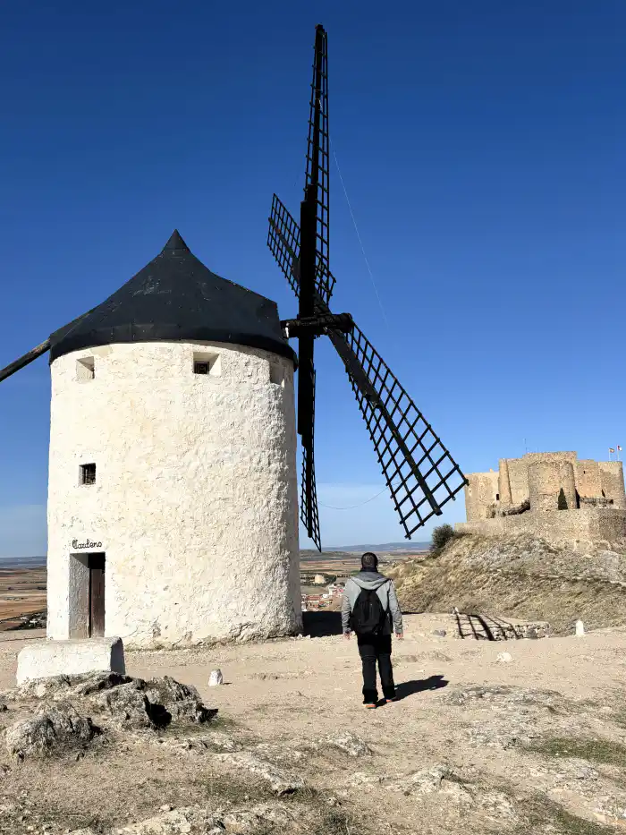 victor paseando por los molinos de consuegra