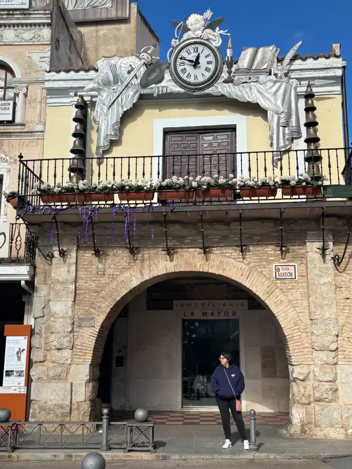 ana de verviajando en el carrillon de la plaza mayor de ciudad real