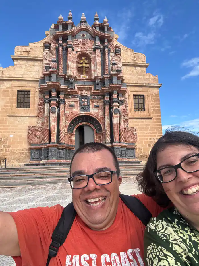 ana y victor de verviajando delante de la basílica santuario de la vera cruz un imprescindible en tu viaje de un dia a caravaca de la cruz