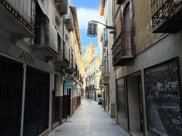 vista frontal de la calle mayor de caravaca de la cruz