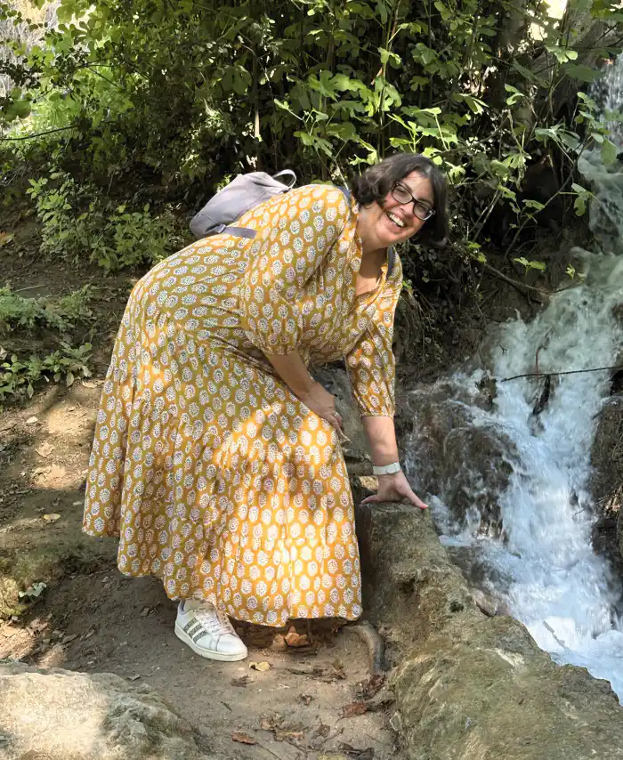 ana de verviajando mojandose las manos en el nacimiento del agua en las fuentes del marques